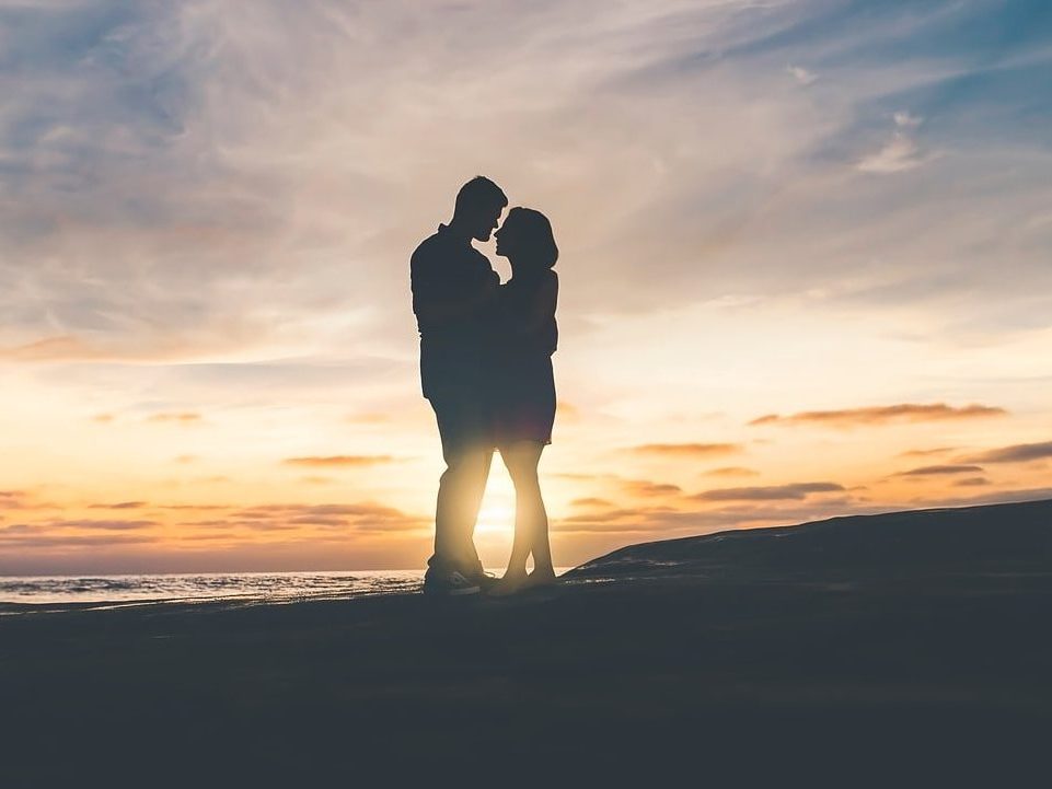 pareja en escenario romántico